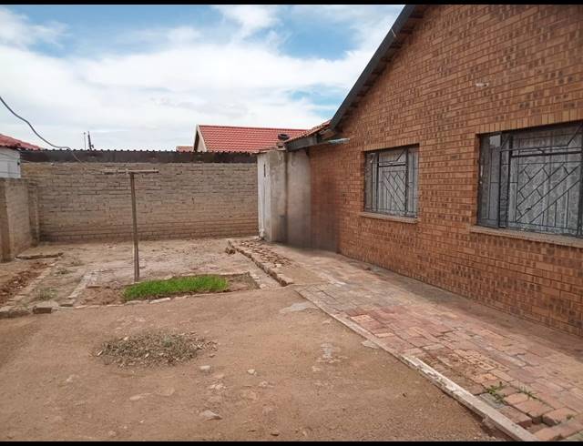 3 BEDROOM HOUSE FOR SALE IN SEBOKENG ZONE 10